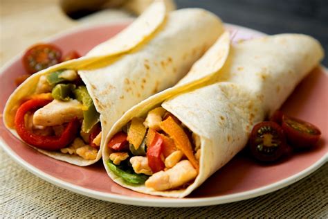 Fajitas con tortillas de harina rellenas de pollo y verduras