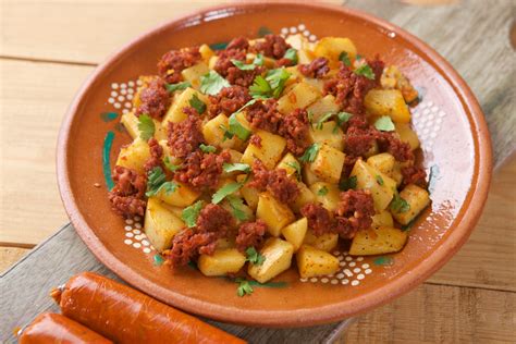 Plato de papas con chorizo, listo para servir en tacos.