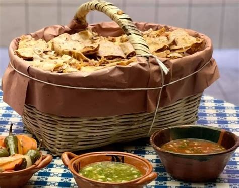Canasta de tacos de canasta, mostrando la técnica de forrado con mantel y bolsa.