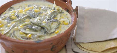 Cazuela de rajas con crema, mostrando la textura cremosa.