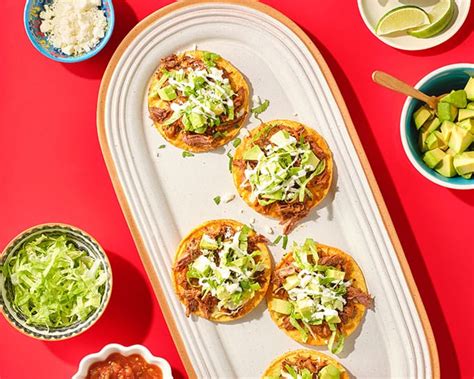 Plato de tinga de res servida sobre tostadas.