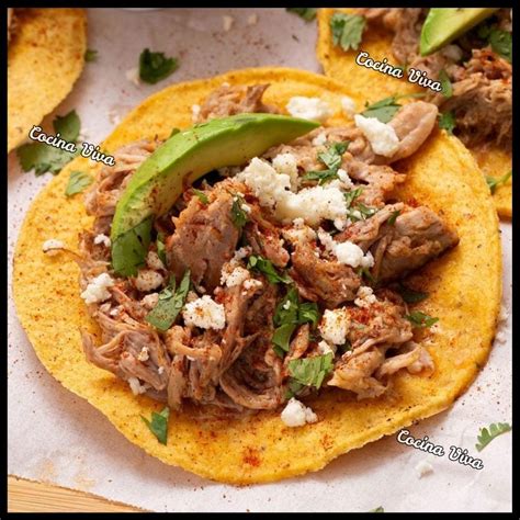 Porción de carnitas doradas y jugosas.