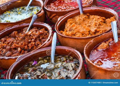 Mesa de buffet con guisados mexicanos, salsas y complementos.
