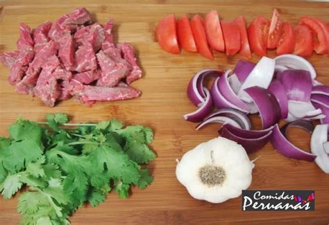 Ingredientes frescos para un saltado vibrante