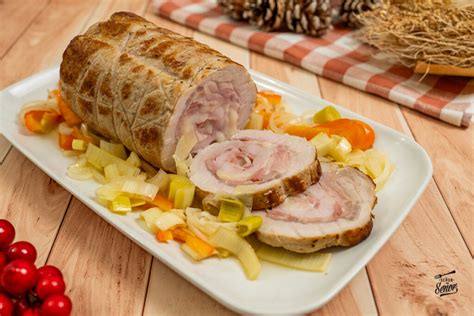 Lomo de cerdo relleno de orejones y panceta en proceso de cocción