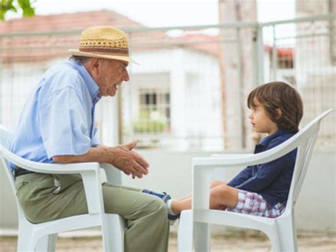 foto de una mujer cuidando a un niño y a un adulto mayor