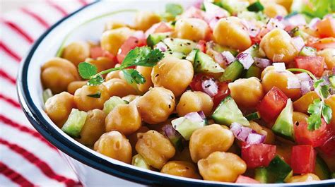 Foto de una ensalada de garbanzos colorida y apetitosa.