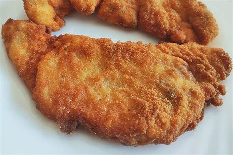 Filetes de ternera crudos listos para ser empanados.