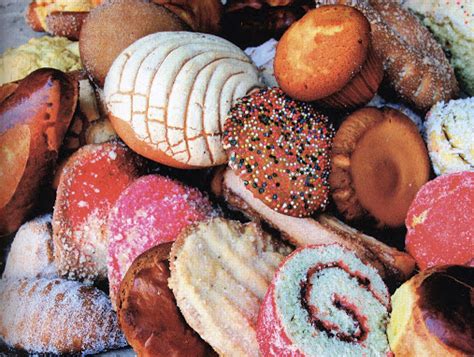 variedad de pan dulce mexicano en exhibición