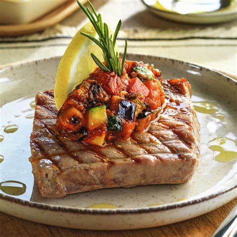 Atún rojo a la plancha con guarnición de verduras