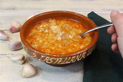 Plato de sopa de ajo o sopa castellana con jamón serrano