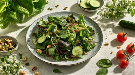 Fotografía de un plato de ensalada con diversas hierbas silvestres.