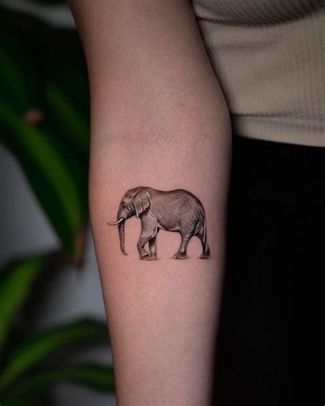 Detalle de un tatuaje realista de un elefante, mostrando la textura de la piel y las sombras.