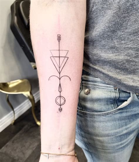 Diseño minimalista de un elefante en líneas finas, adecuado para un tatuaje en el antebrazo.