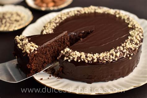 Pastel de chocolate sin azúcar decorado con virutas de chocolate.