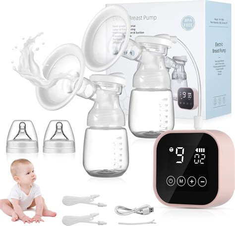 Ilustración de una madre utilizando un sacaleches eléctrico doble en un ambiente cómodo.