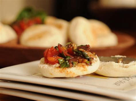 Plato con pan amasado, pebre, queso y jamón