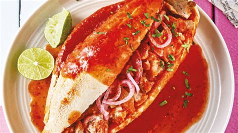 Fotografía de una Torta Ahogada, destacando su salsa