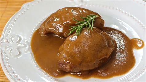 Imagen de carrilleras de cerdo tiernas y jugosas.