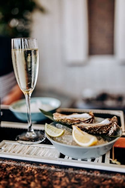 fotografía: ostras frescas servidas con una copa de champagne