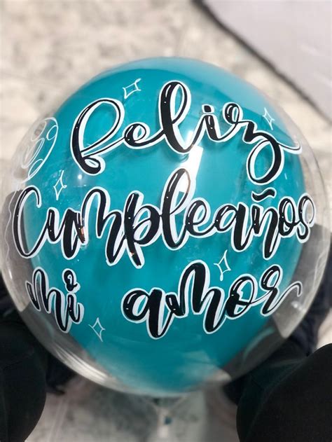 Ilustración de globos decorados con mensajes escritos por invitados.