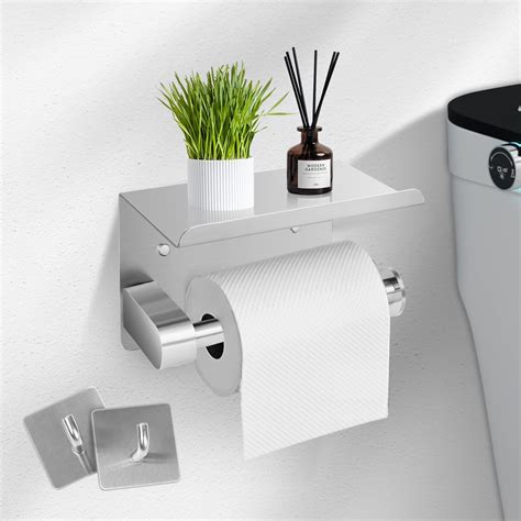 Conjunto de elementos decorativos para baño: porta papel higiénico, toalla y sachet.