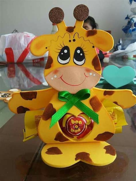 Ejemplos de porta dulces coloridos hechos con goma Eva para fiestas infantiles.