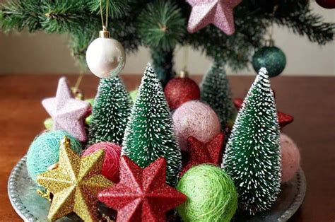 Variedad de esferas navideñas hechas a mano con diferentes materiales.