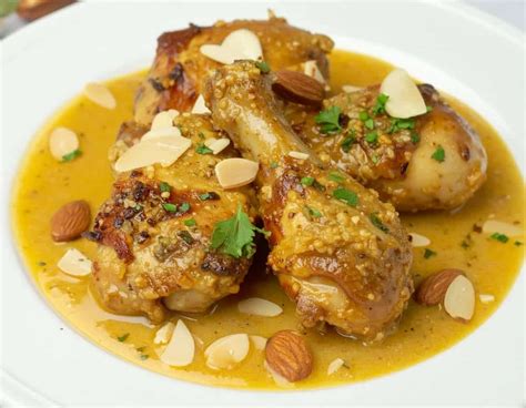 Imagen del plato de cabrito en salsa de almendras servido y decorado