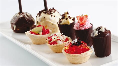 Variedad de postres dulces y coloridos