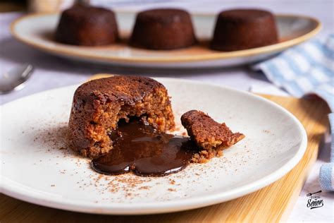 Surtido de postres de chocolate como brownie, coulant y trufas