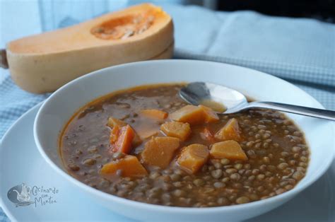 Plato de lentejas con calabaza servido en un cuenco rústico