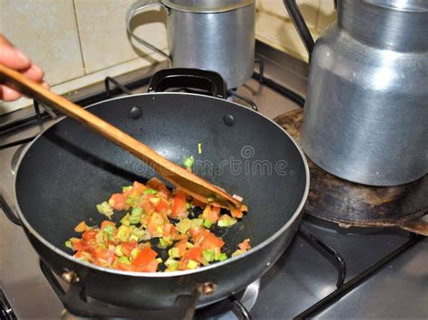 Sartén con calabaza y tomate cocinándose