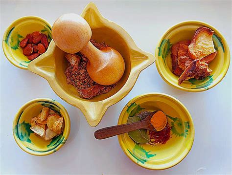 Mortero con ingredientes para hacer un majado