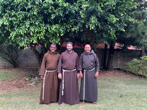 Ilustración de frailes capuchinos con capuchas marrones