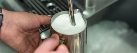 Collage de imágenes mostrando los tres métodos para espumar leche: botella agitándose, espumador eléctrico y prensa francesa