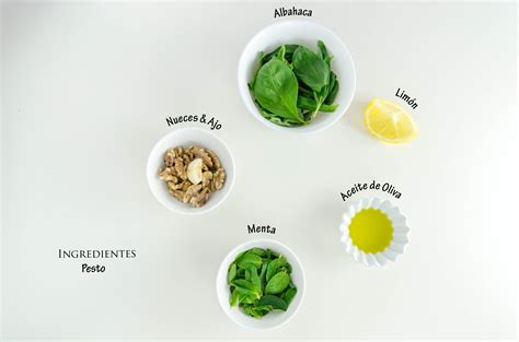 Infografía con los ingredientes clave para el pesto: albahaca fresca, ajo, frutos secos (nueces, almendras), queso parmesano, aceite de oliva.