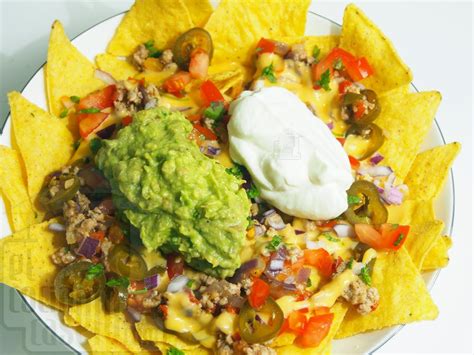 nachos con guacamole y crema agria