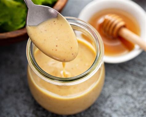 mayonesa de mostaza y miel en un cuenco