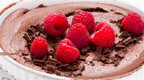 Infografía mostrando los pasos de mezcla de chocolate con frambuesas congeladas para un postre frío