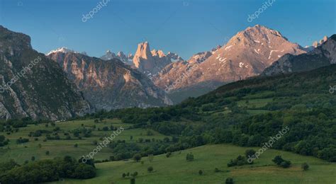 Vista panorámica del Naranjo de Bulnes (Picu Urriellu) al amanecer.