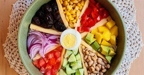 Diseño de sticker llamativo para ensalada bowl con vegetales frescos y texto promocional