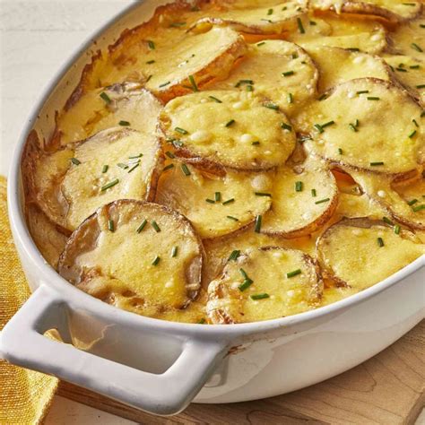 Plato de papas a la crema gratinadas listas para servir