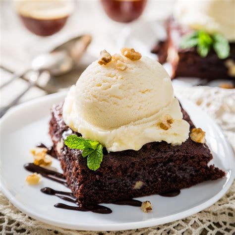 Brownie de chocolate con nueces y una bola de helado de vainilla