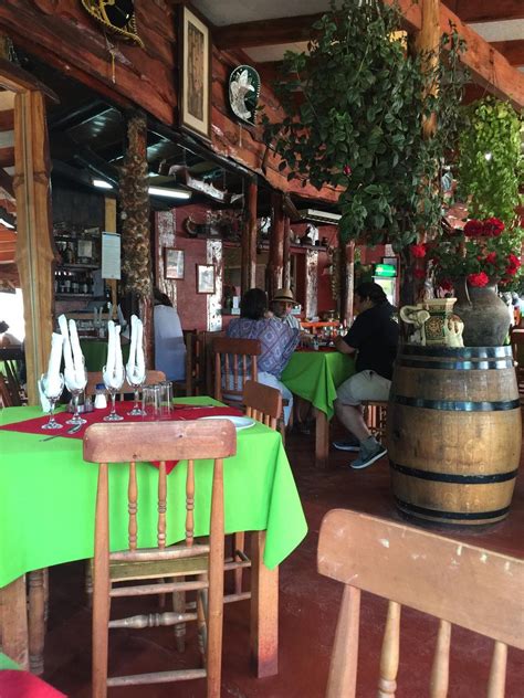 Fachada y ambiente interior de La Picá de Jaime en el Persa Biobío