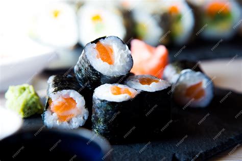 varios rollos de sushi (maki) con alga nori