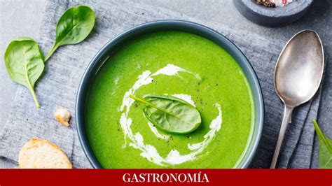 Fotografía de una crema de espinacas verde vibrante con aguacate y limón, servida en un bol.