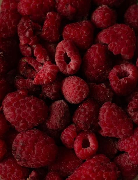 Foto de frambuesas frescas y congeladas