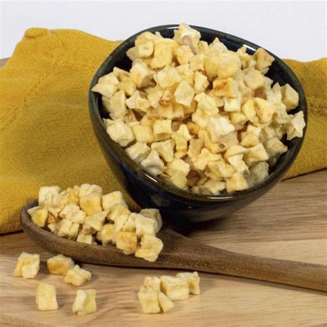 manzana deshidratada cortada en cubos para flan