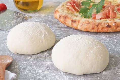 Detalle de la masa de pizza en proceso de leudado